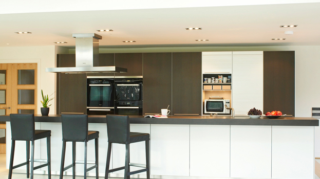kitchen design from bulthaup Winchester in blackbrown oak and aluminium